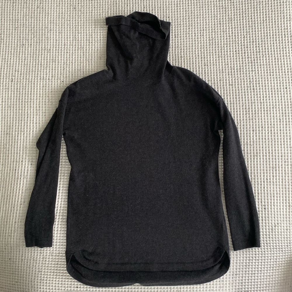 LIKE NEW. The North Face merino wool turtle neck tunic. Black/dark gray.